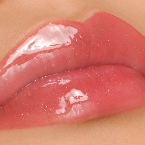 Armani Prisma Flash 43 Petal Flash lipstick on lips, revealing a soft petal pink with luminous, reflective gloss.
