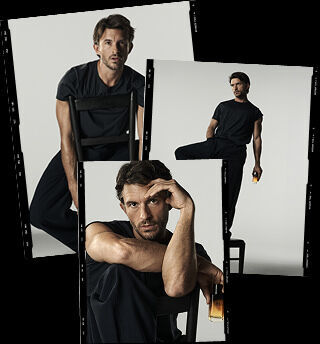 Planche contact style photo argentique de Jonathan Bailey en tenue noire, posant assis et debout sur une chaise, sur fond blanc studio