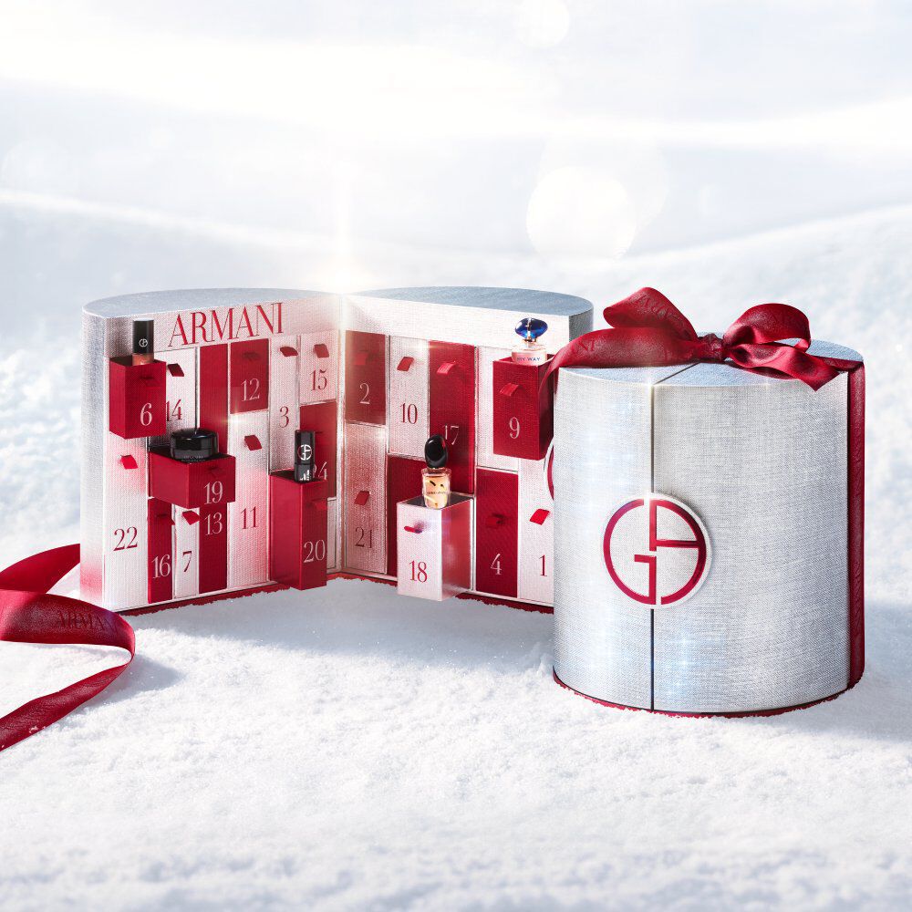 Calendrier de l’Avent Armani Beauty 2026 aux tons argentes et rouges, ouvert sur la neige et devoilant 24 surprises pour les fetes.