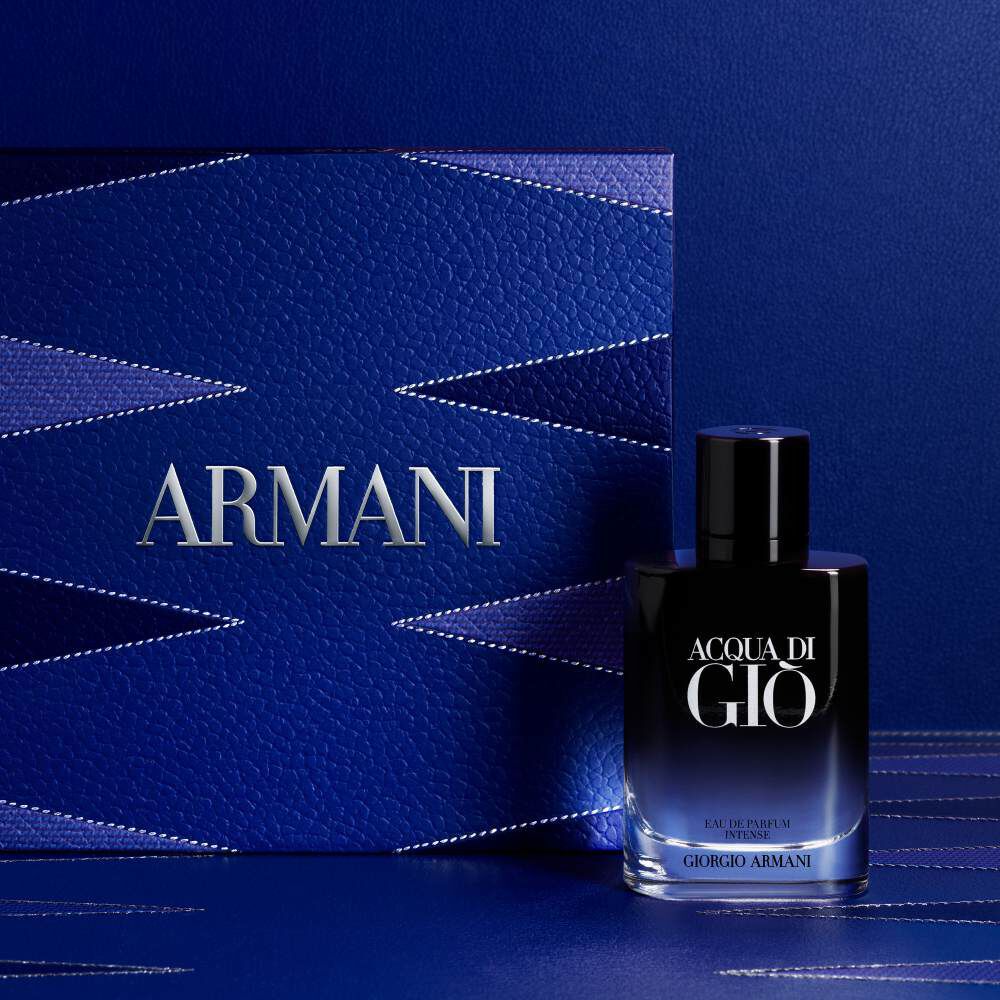 Armani ACQUA DI GIO EAU DE PARFUM INTENSE bottle displayed in front of a luxurious blue gift box with geometric patterns, emphasizing the brand’s elegance and premium gifting experience.