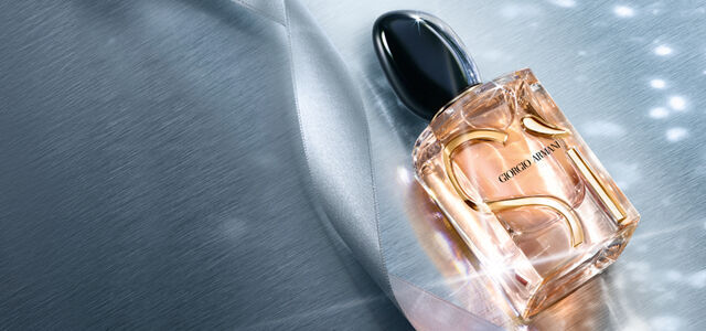 Flacon de parfum Giorgio Armani sur fond metallique brosse.