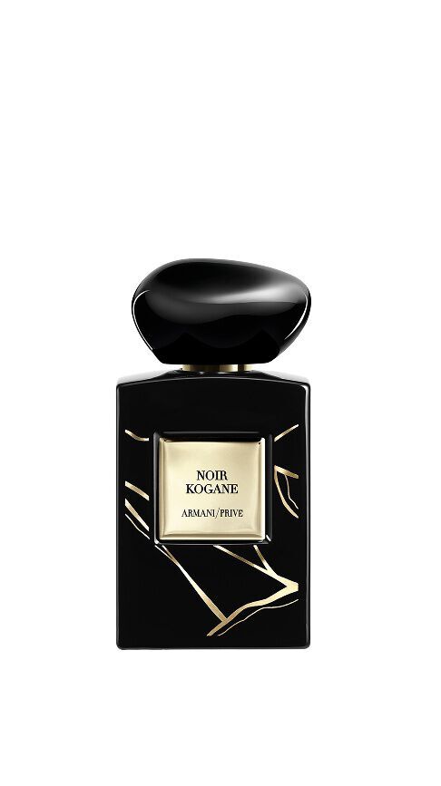 Armani/Prive Noir Kogane: a mysterious black bottle adorned with delicate gold cracks inspired by Kintsugi, evoking the elegance of dark leather and the depth of an ancestral Japanese art with solar reflections.