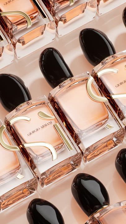 De nombreux SI PARFUM soigneusement arranges.