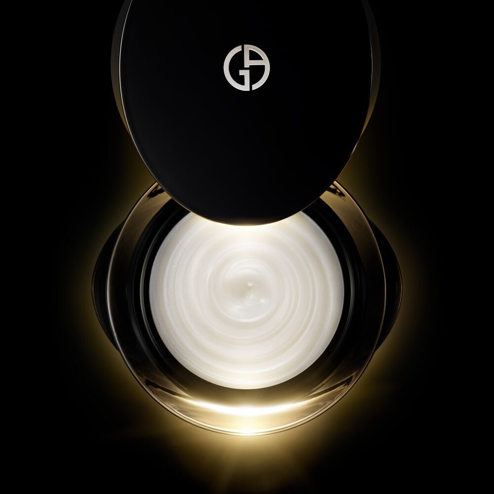 Un pot de creme Crema Nera Supreme Reviving Cream est ouvert, revelant sa creme blanche riche et tourbillonnante.