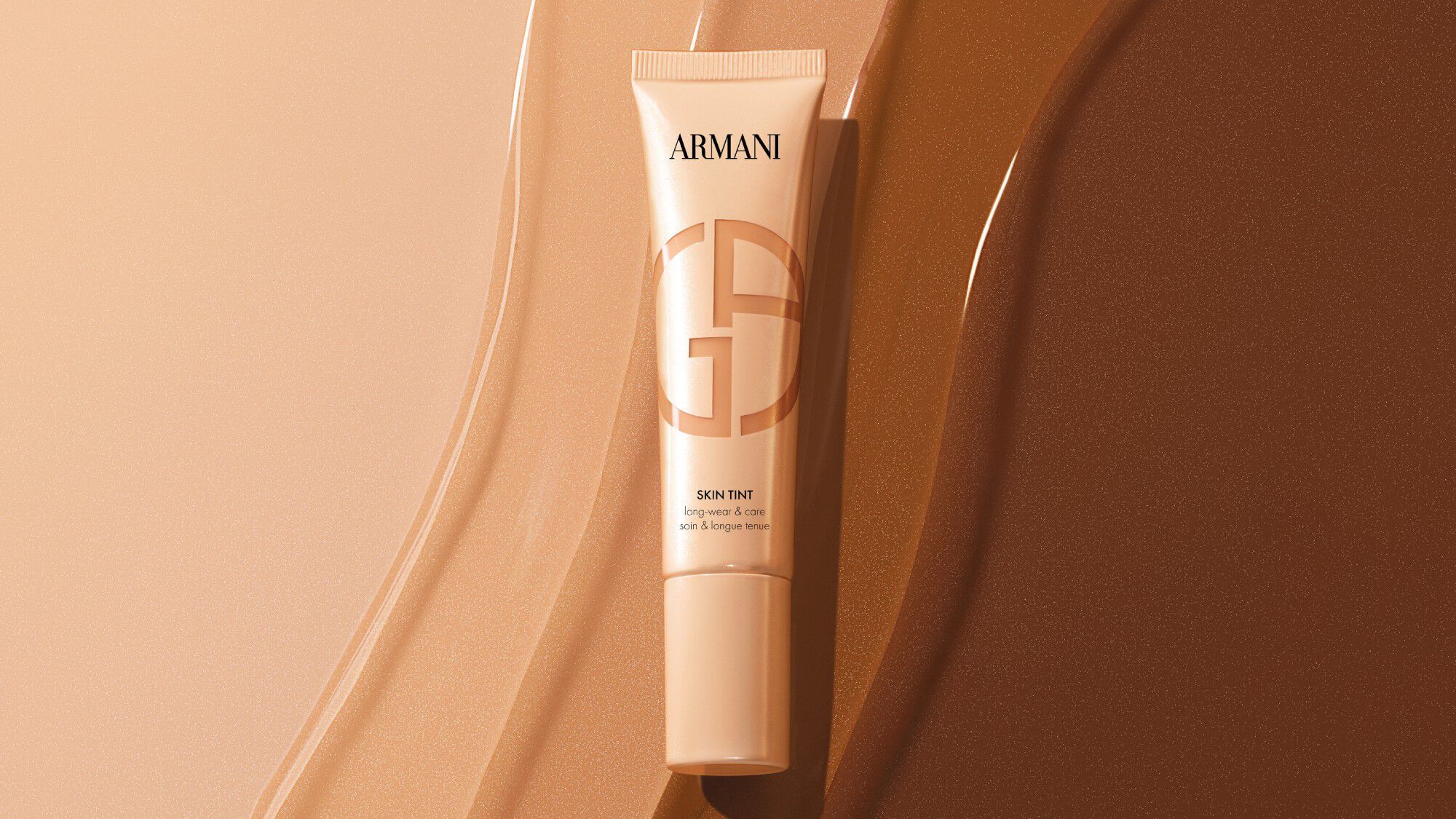 Tube Armani Skin Tint pose sur des echantillons de fond de teint liquide de differentes nuances