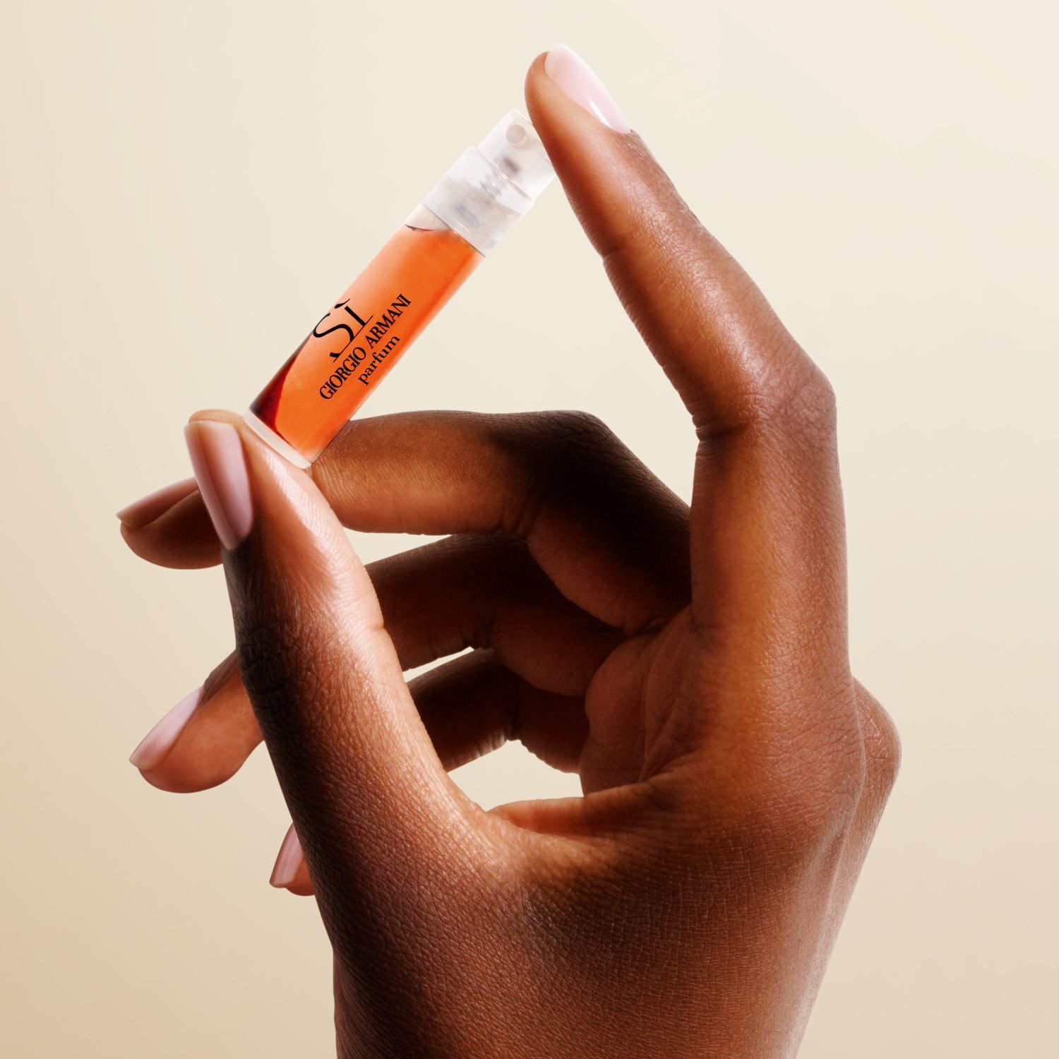 Une main tenant un echantillon du parfum Si de Giorgio Armani.