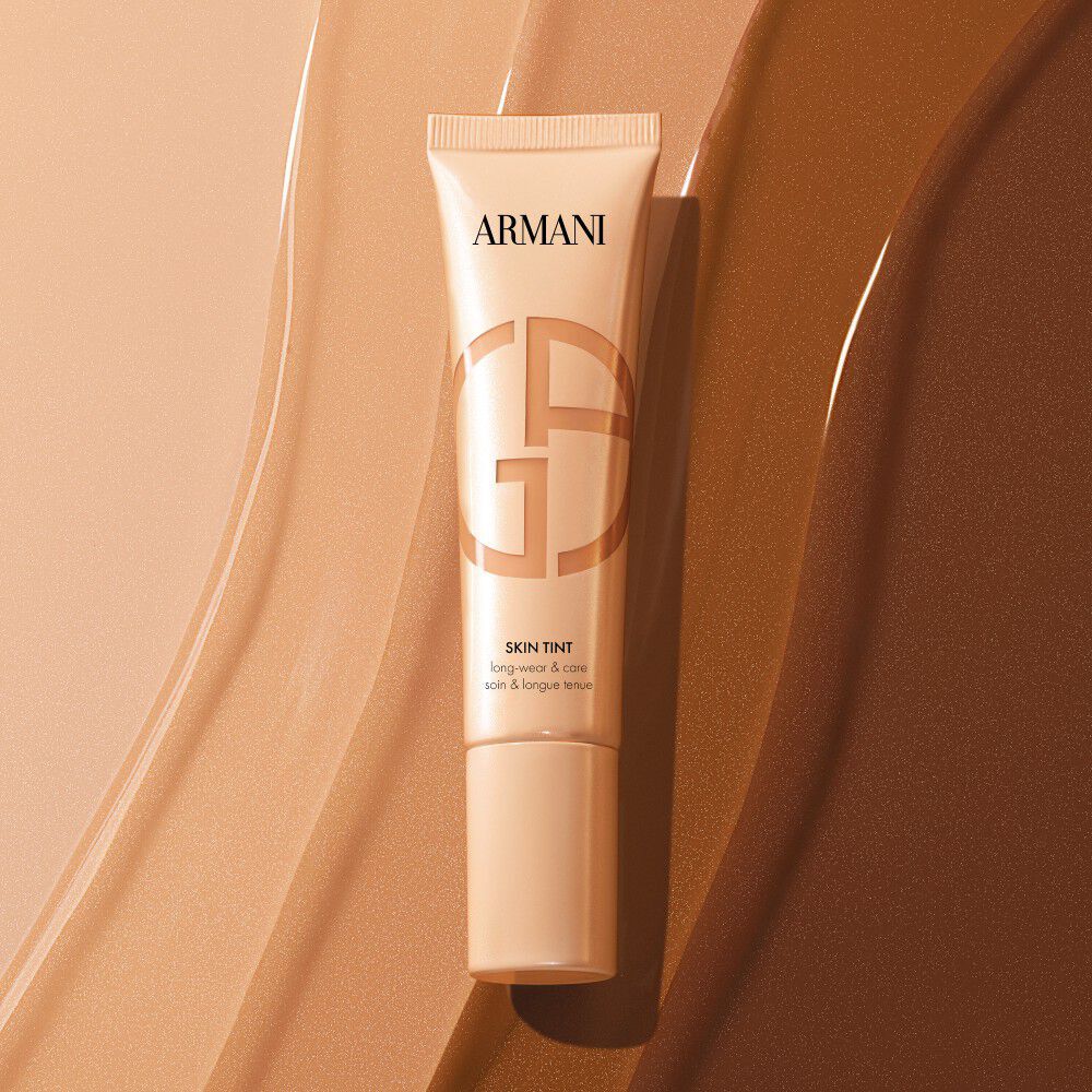 Tube Armani Skin Tint pose sur des echantillons de fond de teint liquide de differentes nuances