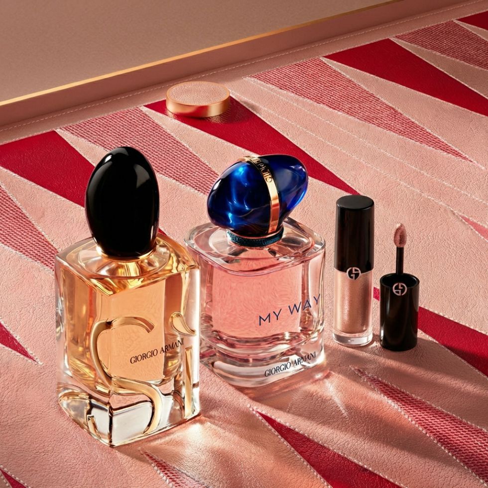 Une selection luxueuse d'icones Armani : les parfums Si et My Way s'elevent aux cotes d'un essentiel de maquillage elegant. Le decor geometrique rose et rouge, inspire de la couture, reflete une beaute intemporelle et un savoir-faire unique.