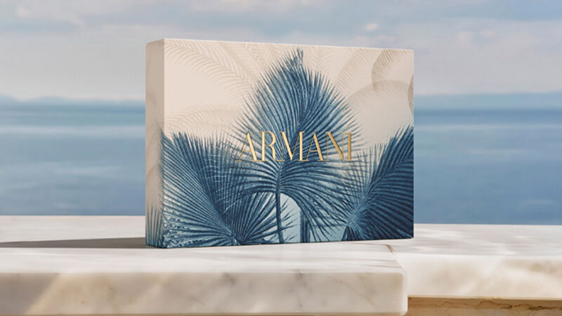 Flacons de parfum Giorgio Armani « Si » et « My Way » presentes avec des coffrets cadeaux decoratifs Armani.
