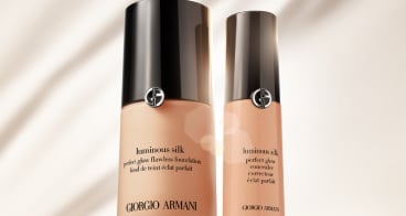 Les flacons de la base Giorgio Armani Luminous Silk sur fond blanc avec un motif rouge sur le fond.